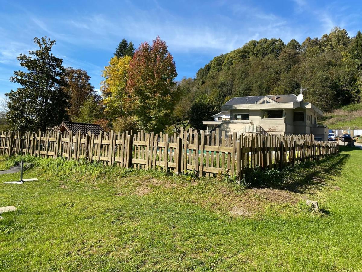 Les Lodges Du Lac Saint-Alban-de-Montbel Bagian luar foto