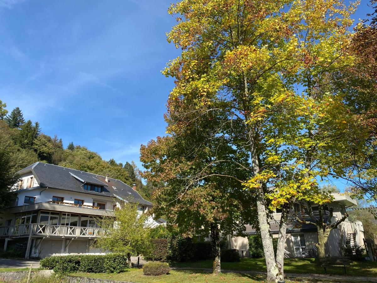 Les Lodges Du Lac Saint-Alban-de-Montbel Bagian luar foto