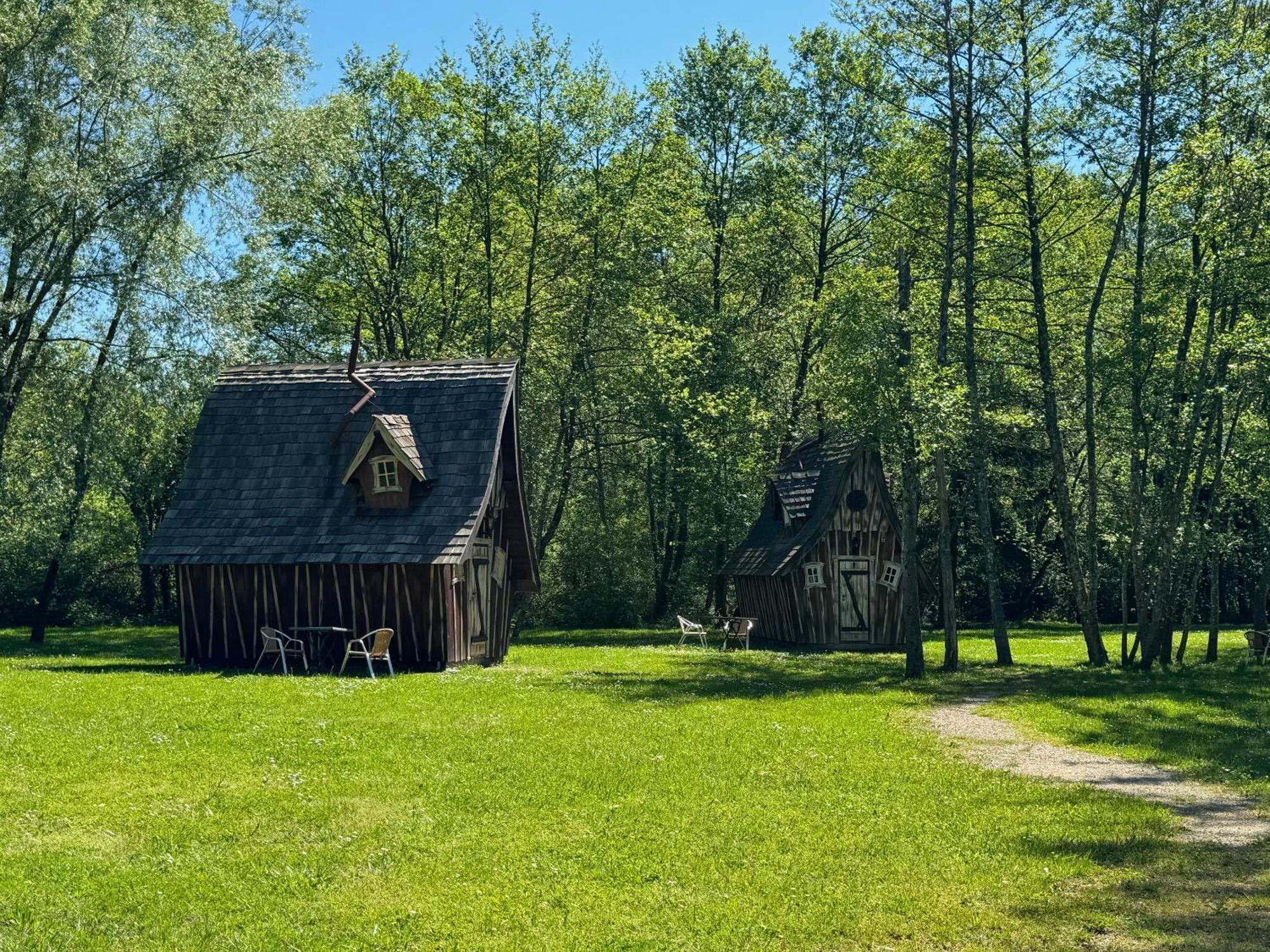 Les Lodges Du Lac Saint-Alban-de-Montbel Bagian luar foto