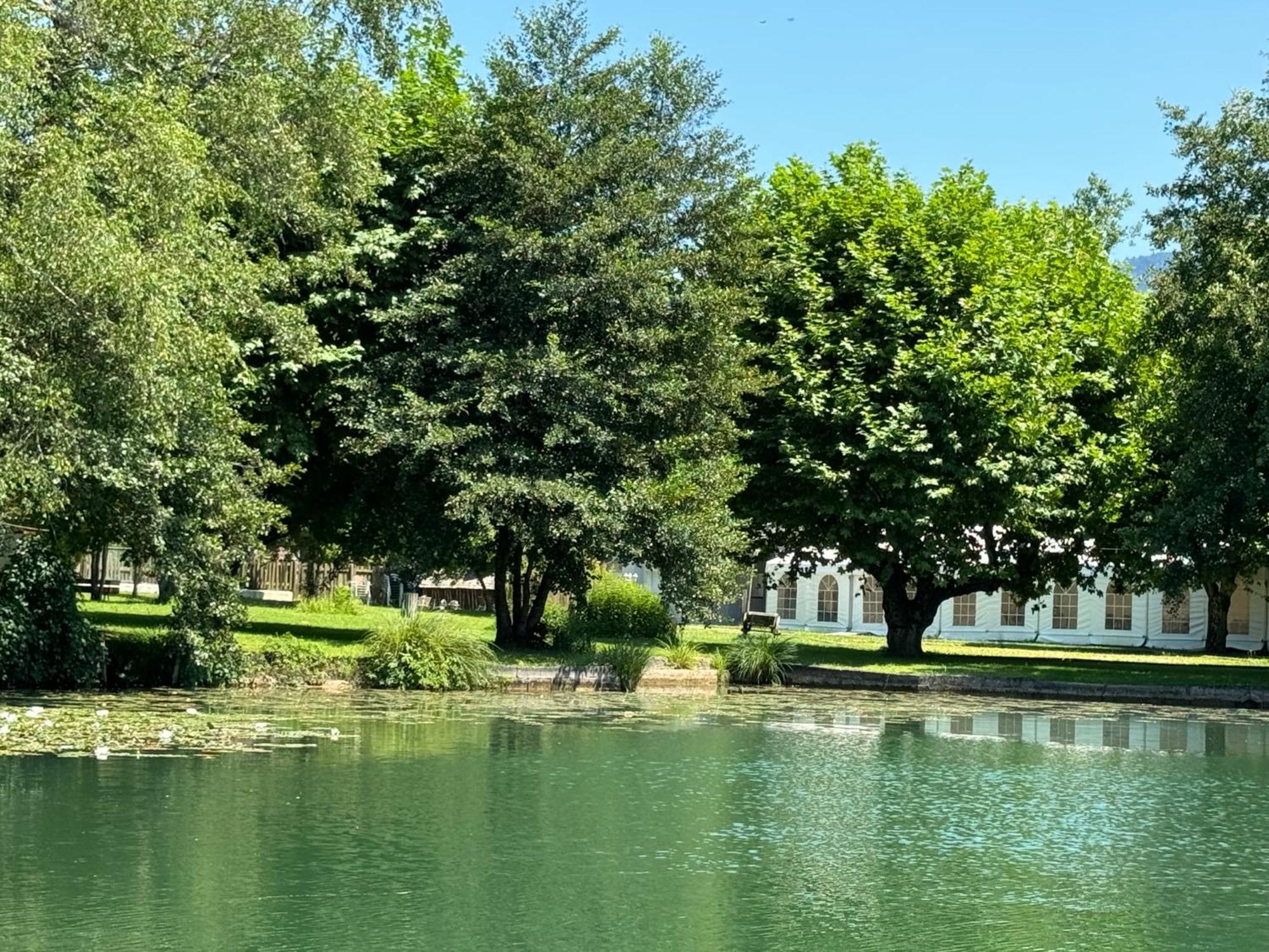 Les Lodges Du Lac Saint-Alban-de-Montbel Bagian luar foto