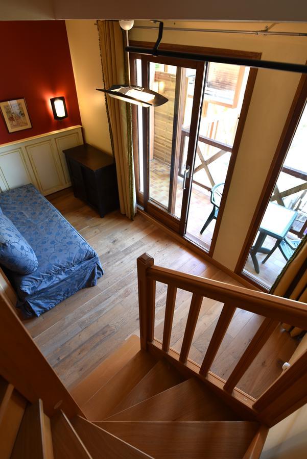 Les Lodges Du Lac Saint-Alban-de-Montbel Ruang foto