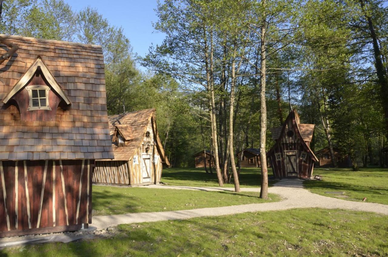 Les Lodges Du Lac Saint-Alban-de-Montbel Bagian luar foto