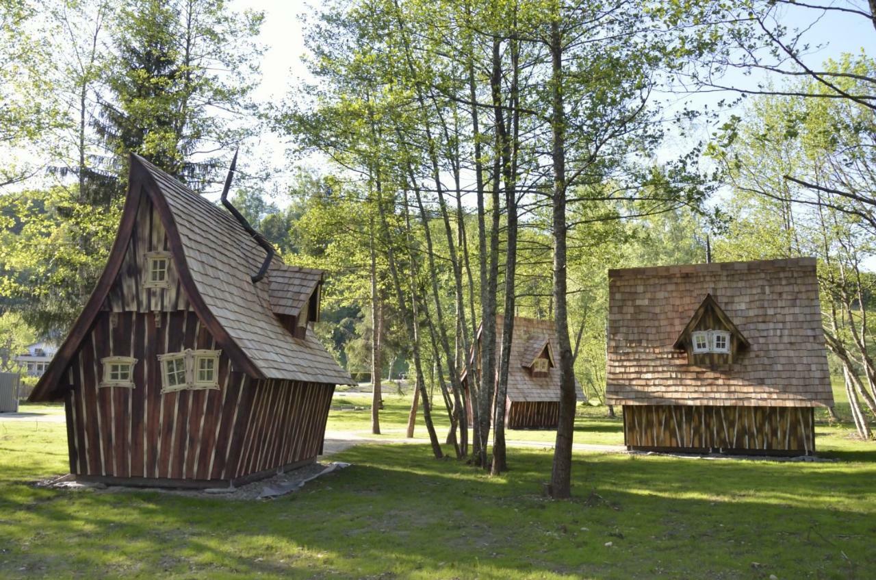 Les Lodges Du Lac Saint-Alban-de-Montbel Bagian luar foto