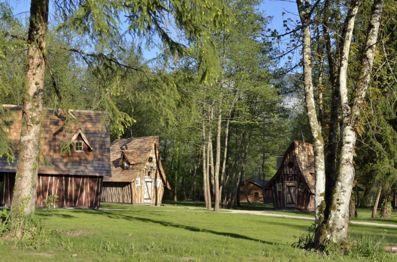 Les Lodges Du Lac Saint-Alban-de-Montbel Bagian luar foto
