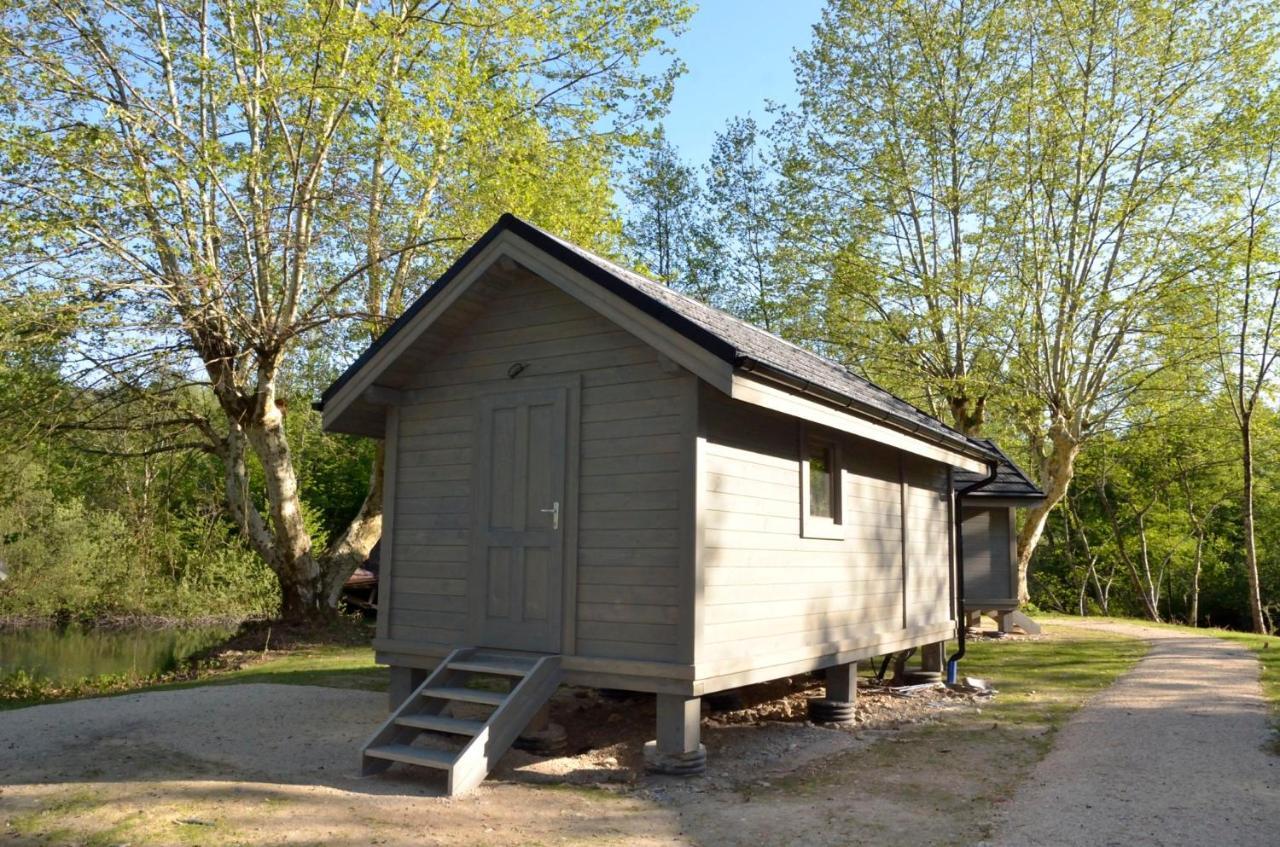 Les Lodges Du Lac Saint-Alban-de-Montbel Bagian luar foto