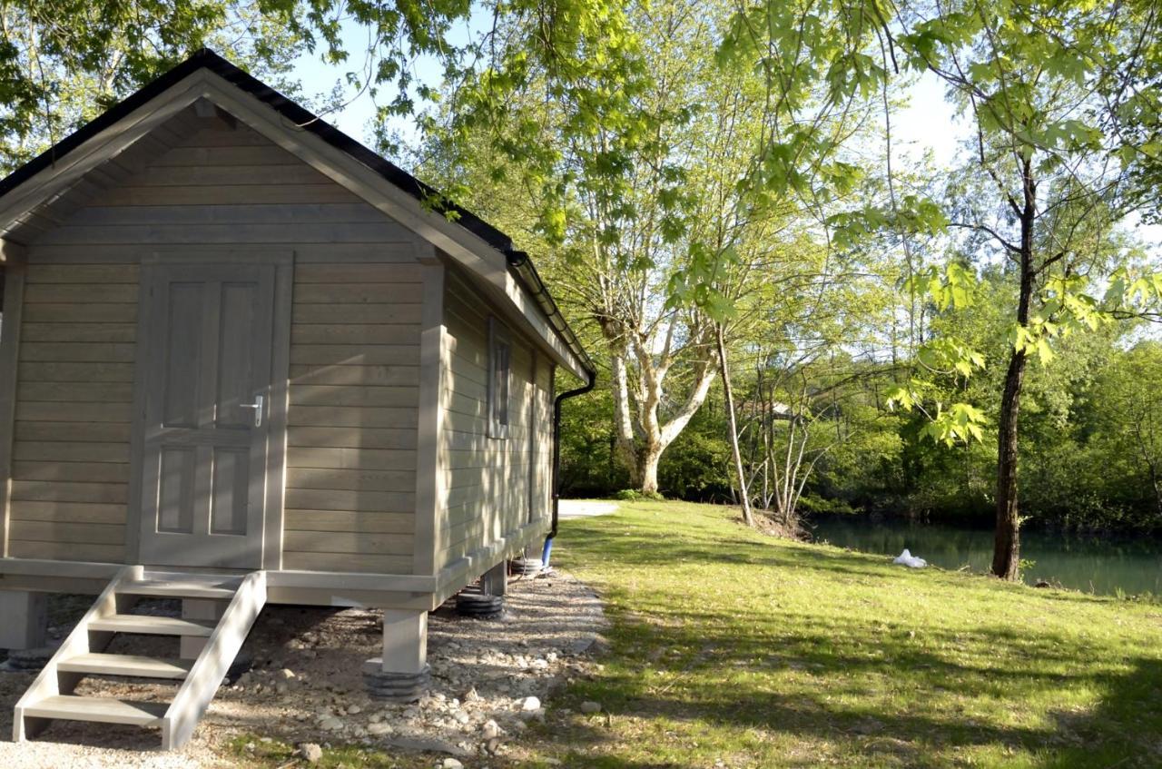 Les Lodges Du Lac Saint-Alban-de-Montbel Bagian luar foto