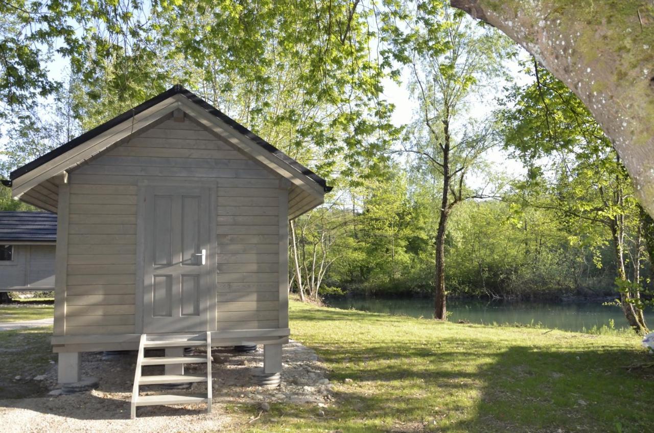 Les Lodges Du Lac Saint-Alban-de-Montbel Bagian luar foto