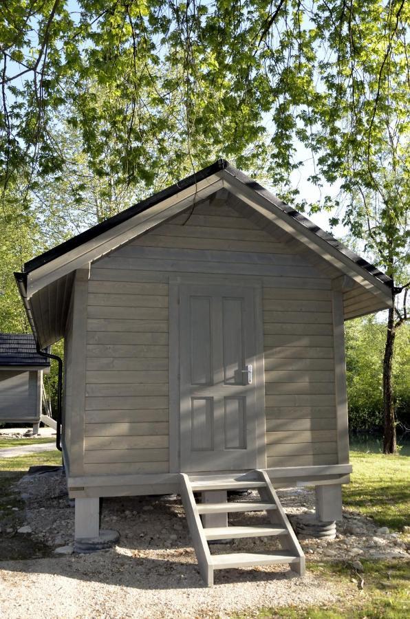 Les Lodges Du Lac Saint-Alban-de-Montbel Bagian luar foto
