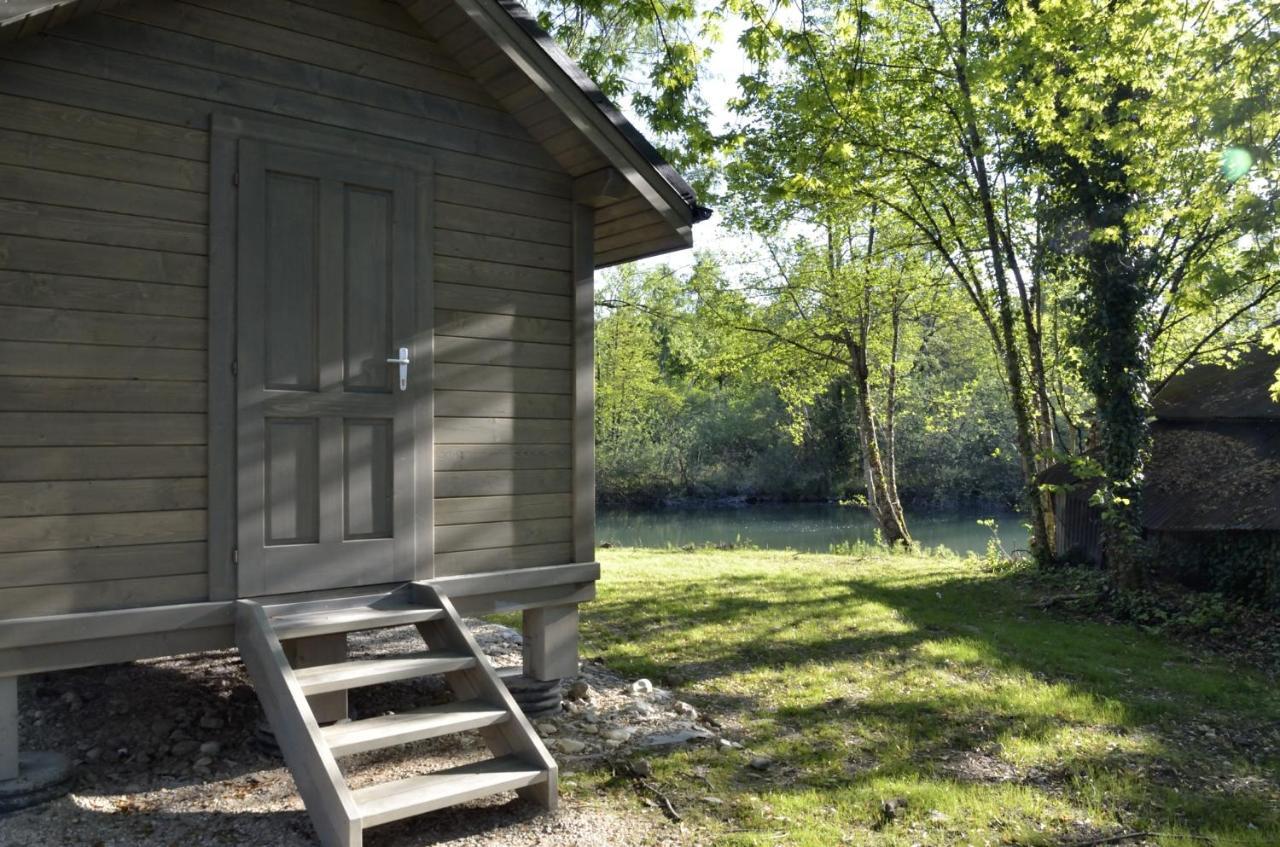 Les Lodges Du Lac Saint-Alban-de-Montbel Bagian luar foto