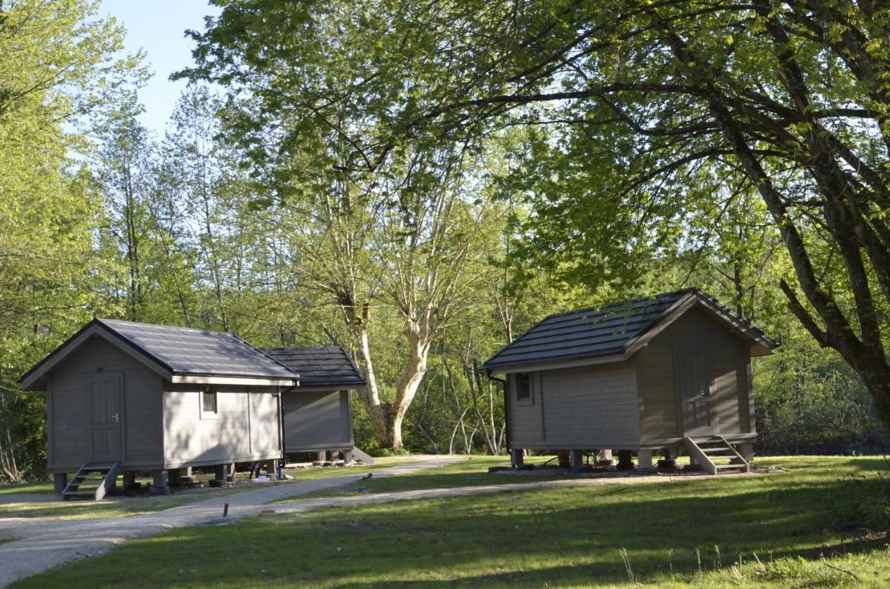 Les Lodges Du Lac Saint-Alban-de-Montbel Bagian luar foto