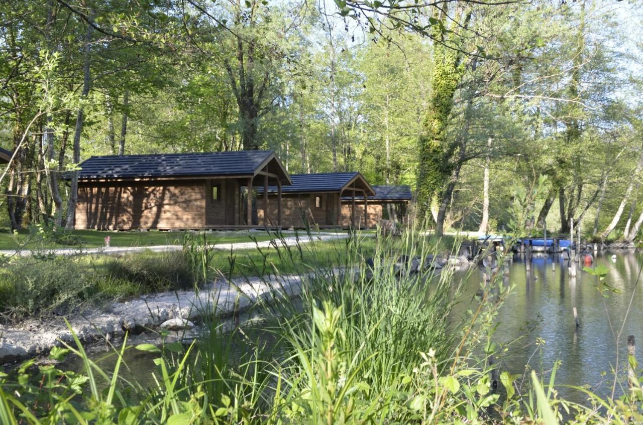 Les Lodges Du Lac Saint-Alban-de-Montbel Bagian luar foto