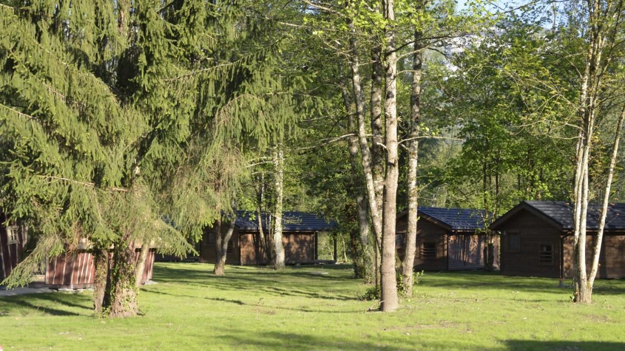 Les Lodges Du Lac Saint-Alban-de-Montbel Bagian luar foto