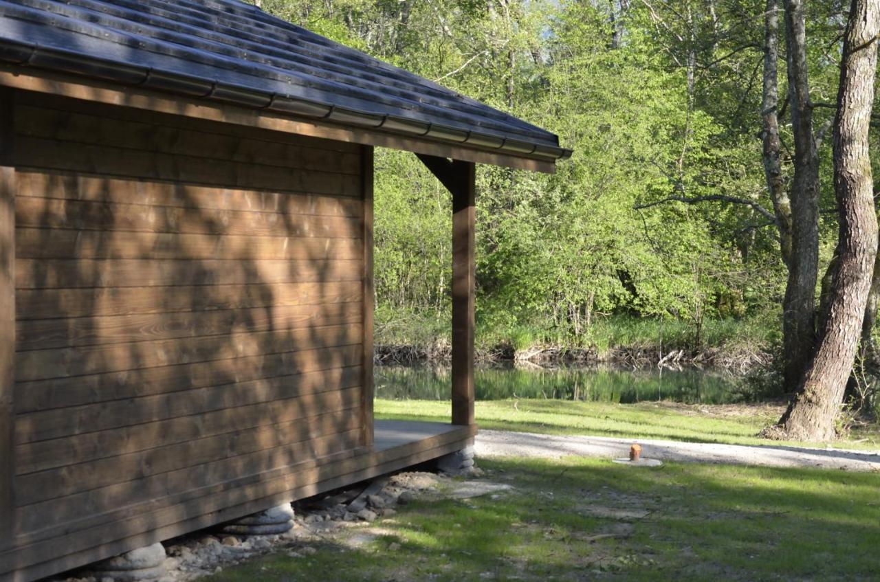 Les Lodges Du Lac Saint-Alban-de-Montbel Bagian luar foto