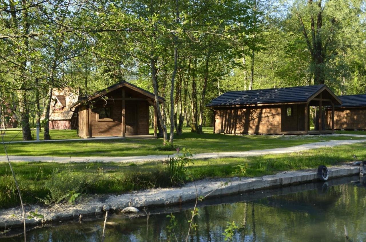 Les Lodges Du Lac Saint-Alban-de-Montbel Bagian luar foto